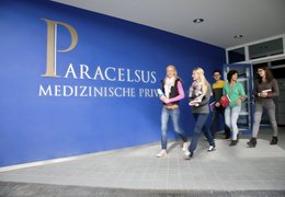 Studenten vor der Paracelsus Medizinische Privatuniversität