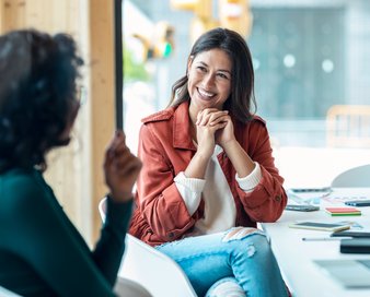 Zwei Frauen im gemeinsamen Gespräch