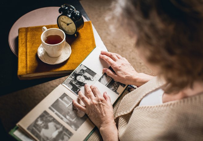 Frau betrachtet altes Fotoalbum