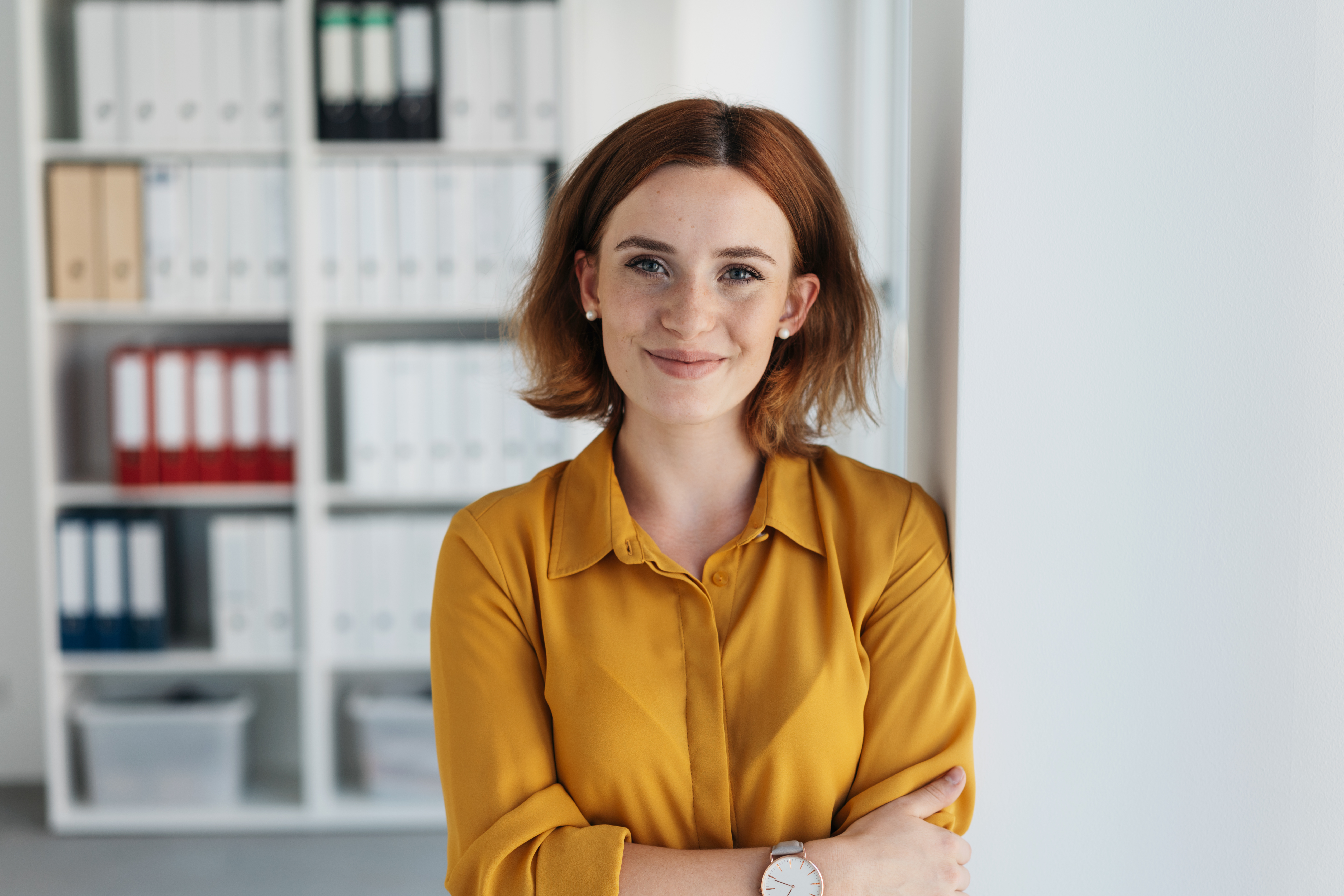 Junge Frau steht in Büro